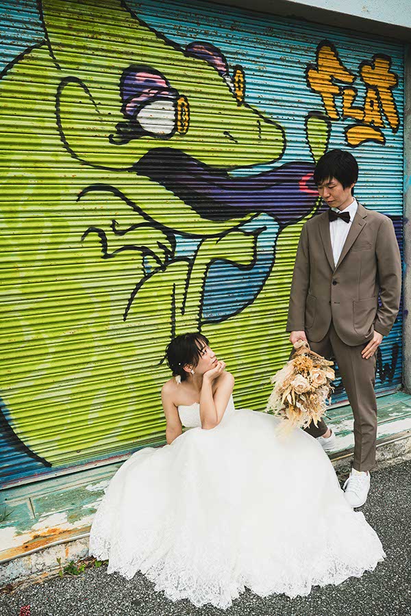 壁画アートの前でのポートレート