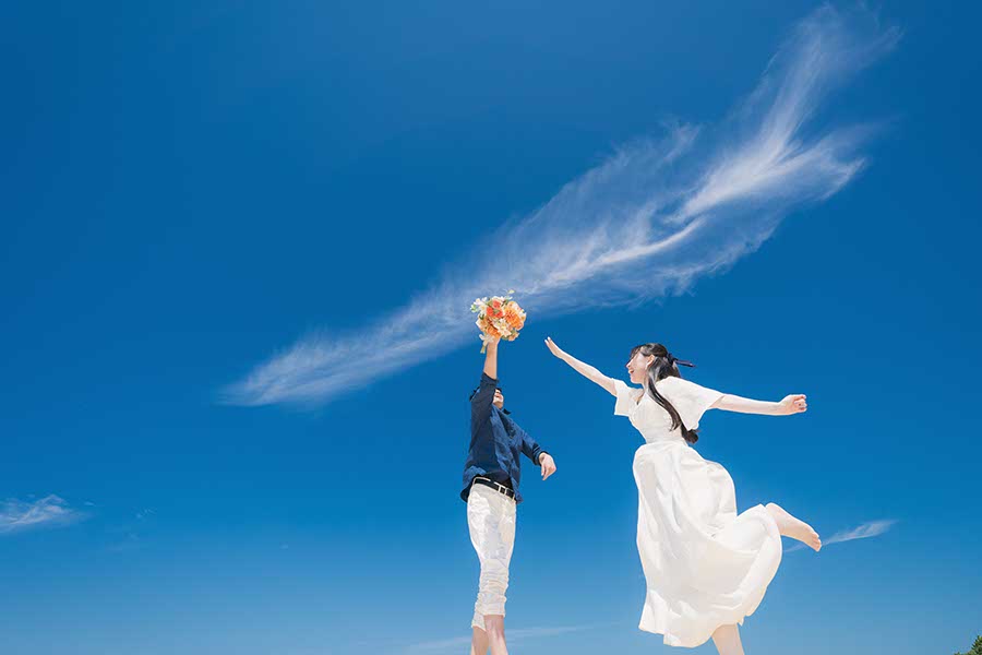 青空にブーケを掲げて駆けるふたり