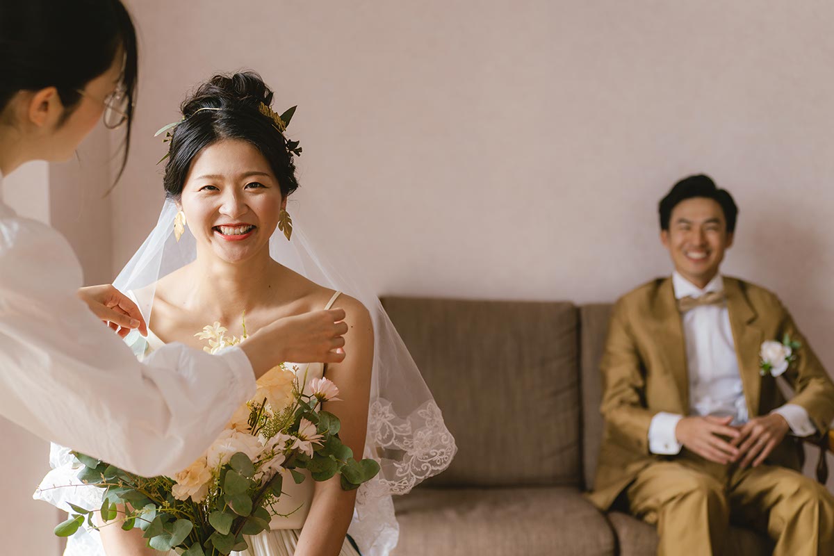 ヘアメイク中の新婦と新郎