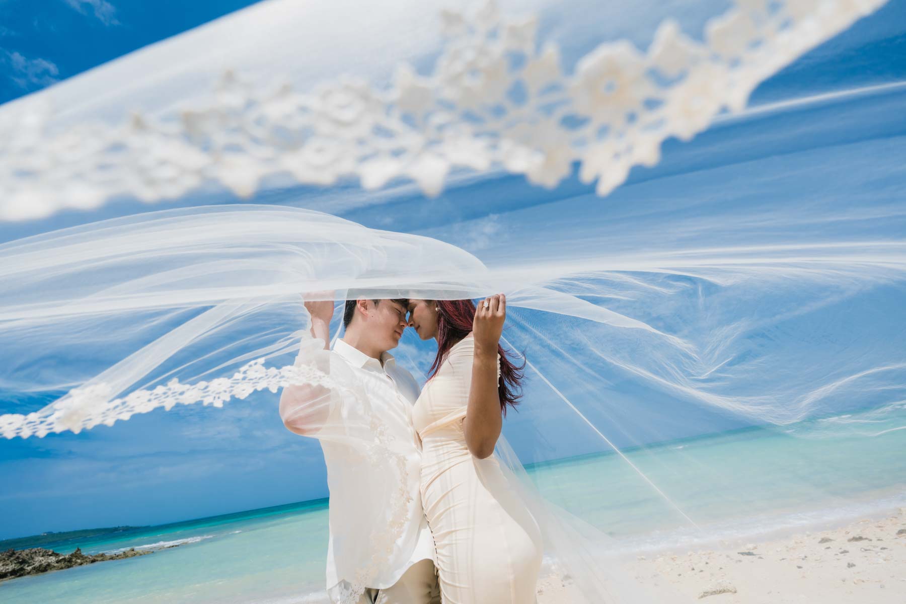 Beach photo wedding with bouquet — international guests